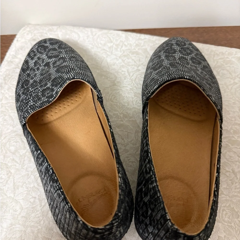 Dansko Larisa Grey Black Leopard Print Animal Print Slip On Flat Loafers Size 7
